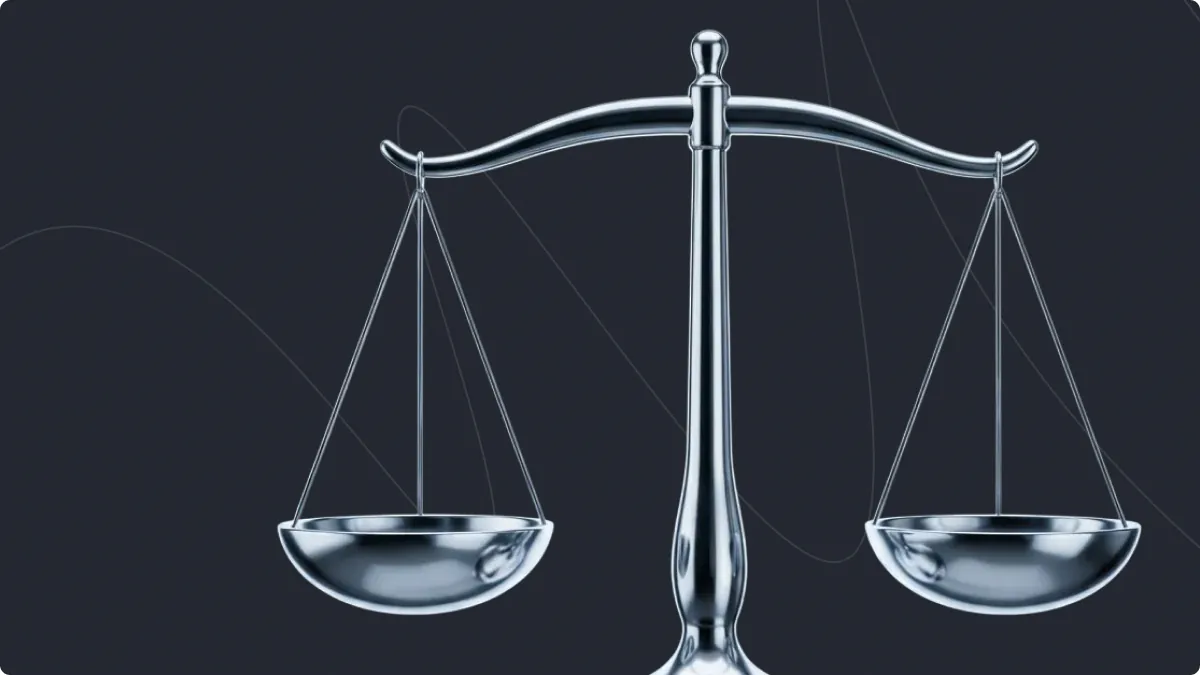 Balance métallique traditionnelle avec deux plateaux suspendus sur fond sombre.