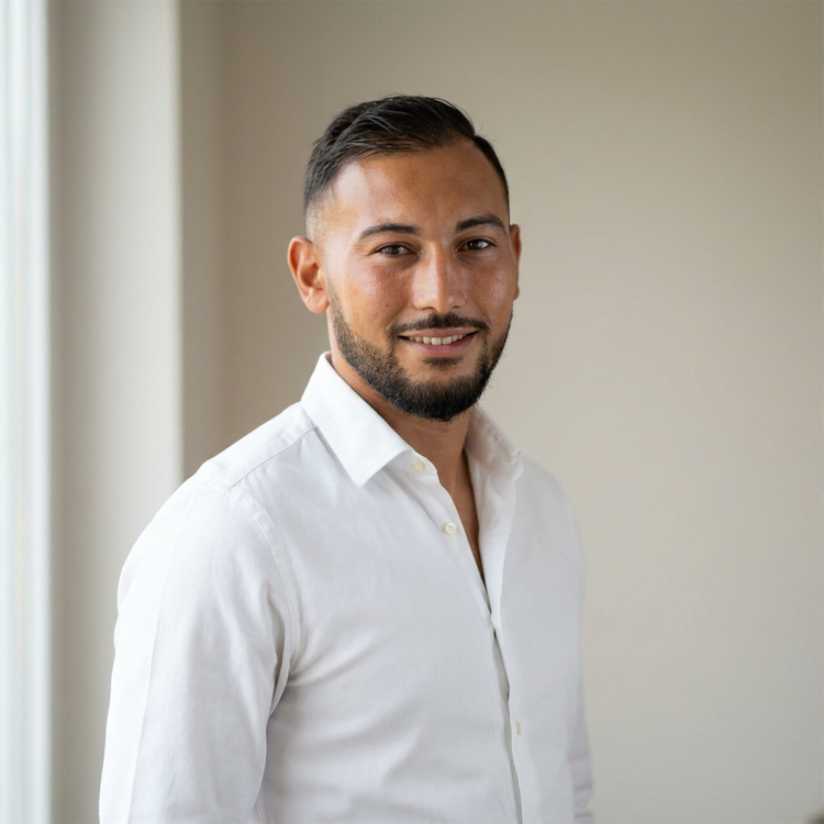 Portrait de Mehdi El Haimeur, gérant et formateur CSE, portant une chemise blanche, avec une barbe soignée et les cheveux coiffés en arrière, sur fond neutre.