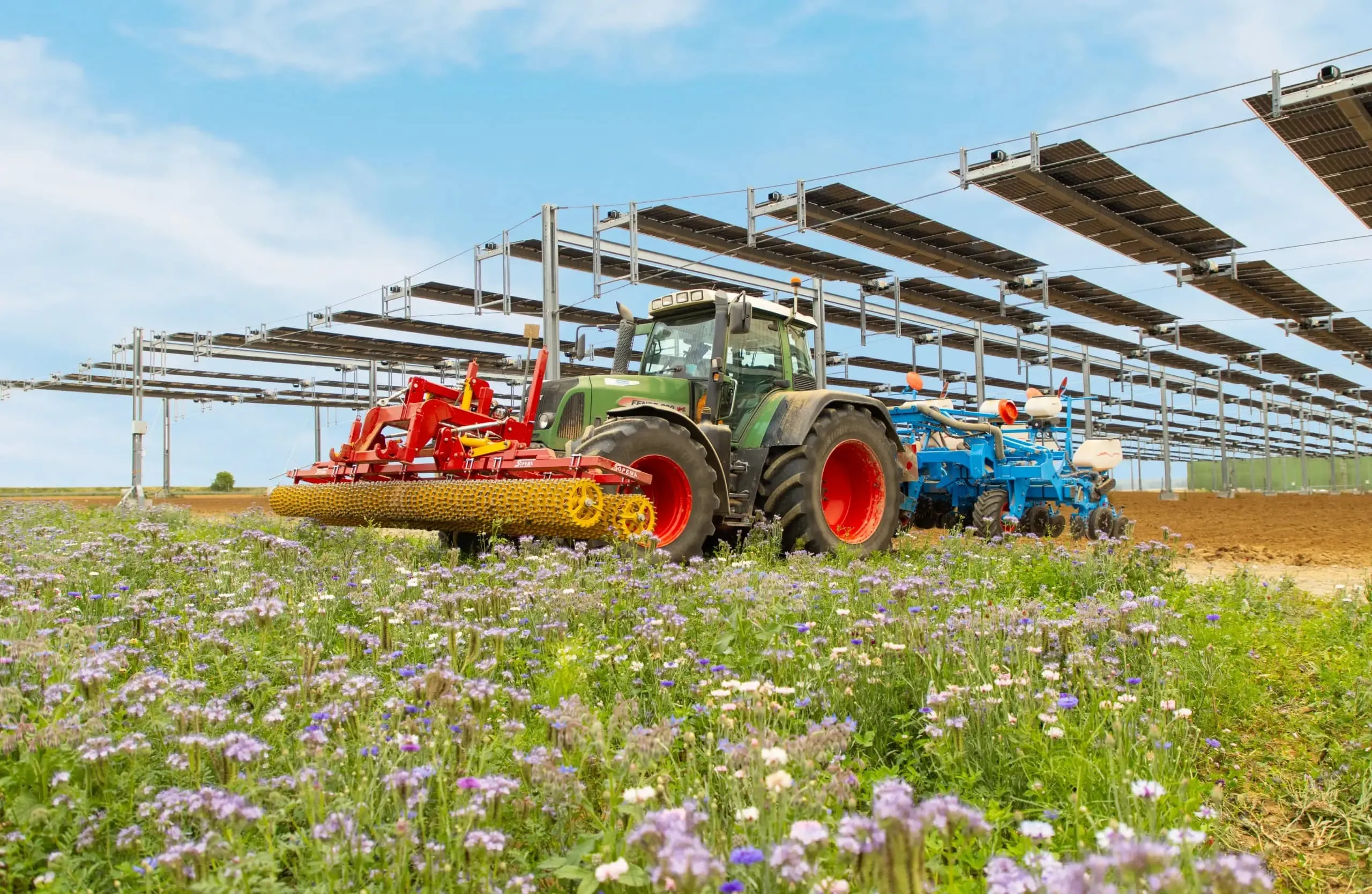 Un tracteur sous une canopée agricole TSE agripv