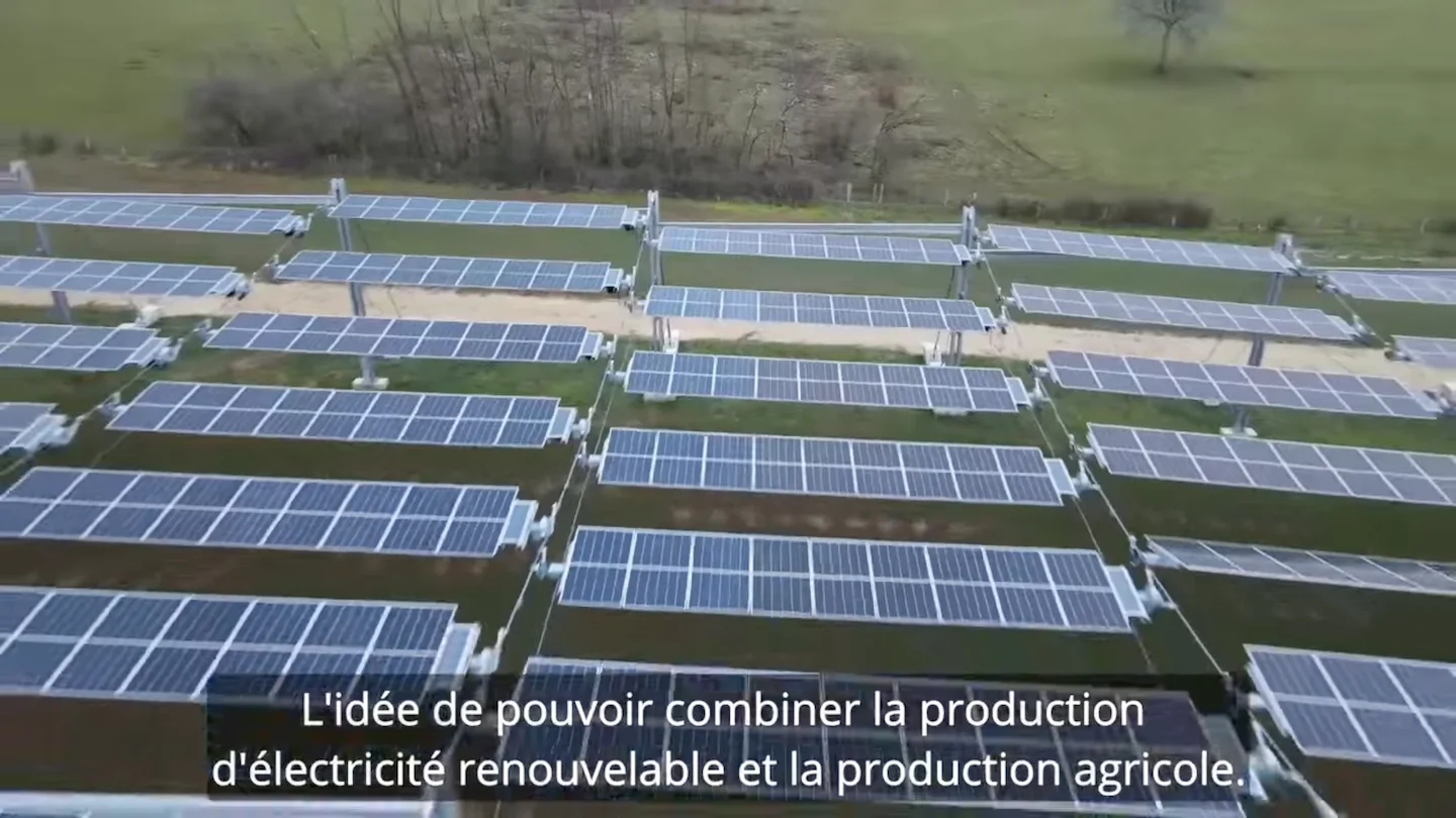 Agrivoltaïsme - Des tracteurs et des moissonneuses batteuses sous les panneaux solaires TSE