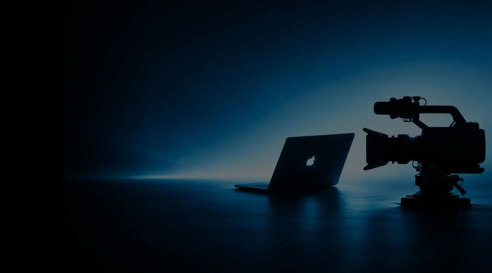 Cinematisches Backgroundbild für Marketing Agentur mit Kamera und Laptop stehen auf dem Boden