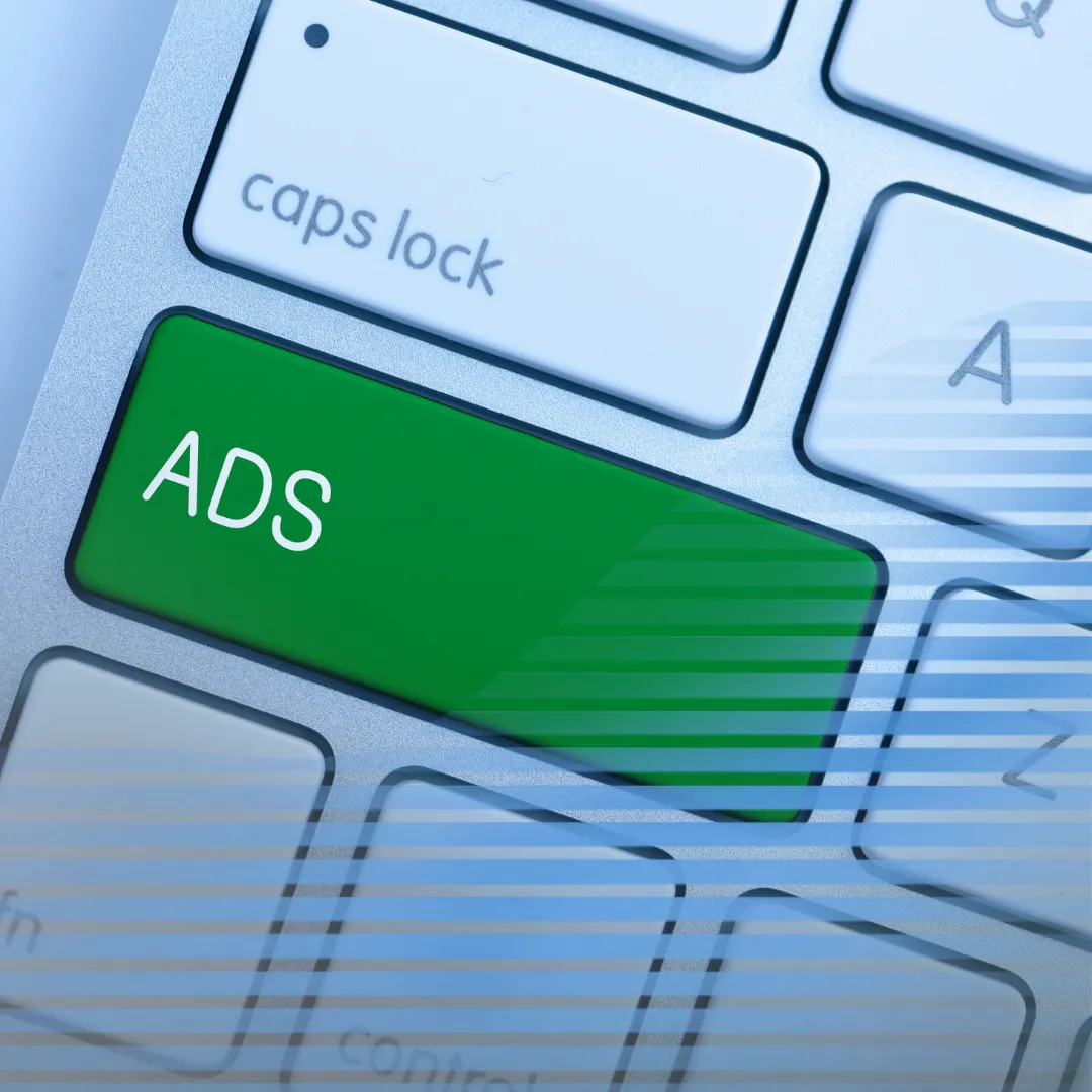 Service Bild mit einer Kamera auf einem Gimbal und einem Schreibtisch Setup mit Websites auf den Bildschirmen