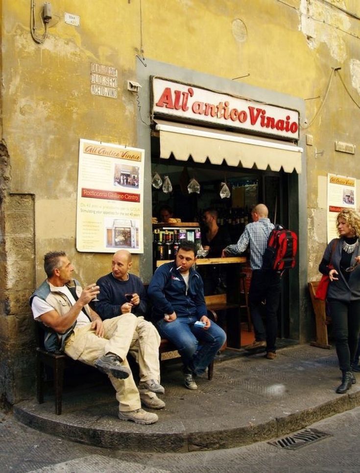 Hommes discutant devant une échoppe traditionnelle 'All'antico Vinaio' à Florence. Authenticité et figures locales avec Anchor.
