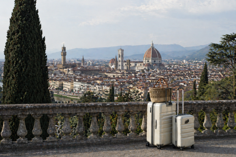 Deux valises modernes sur une terrasse avec vue panoramique sur le Duomo de Florence. Séjour de luxe en Italie avec Anchor.