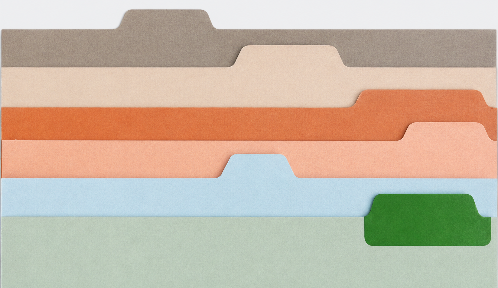 Six chemises en papier kraft intercalées, dans des tons de vert, bleu, orange, beige et gris.