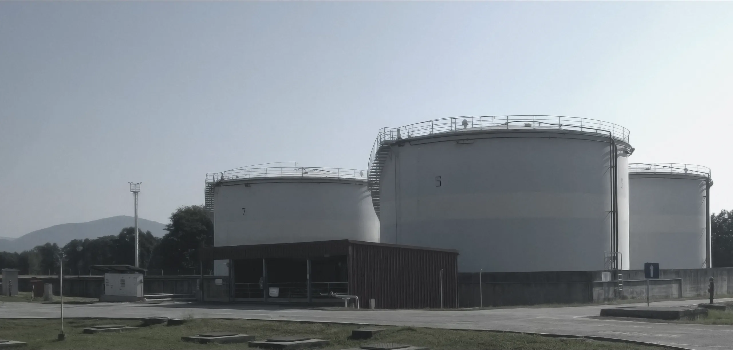 Strategic reserves storage tanks
