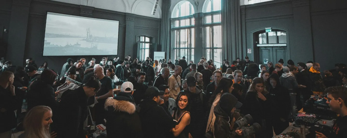 people are gathering in the avenue 