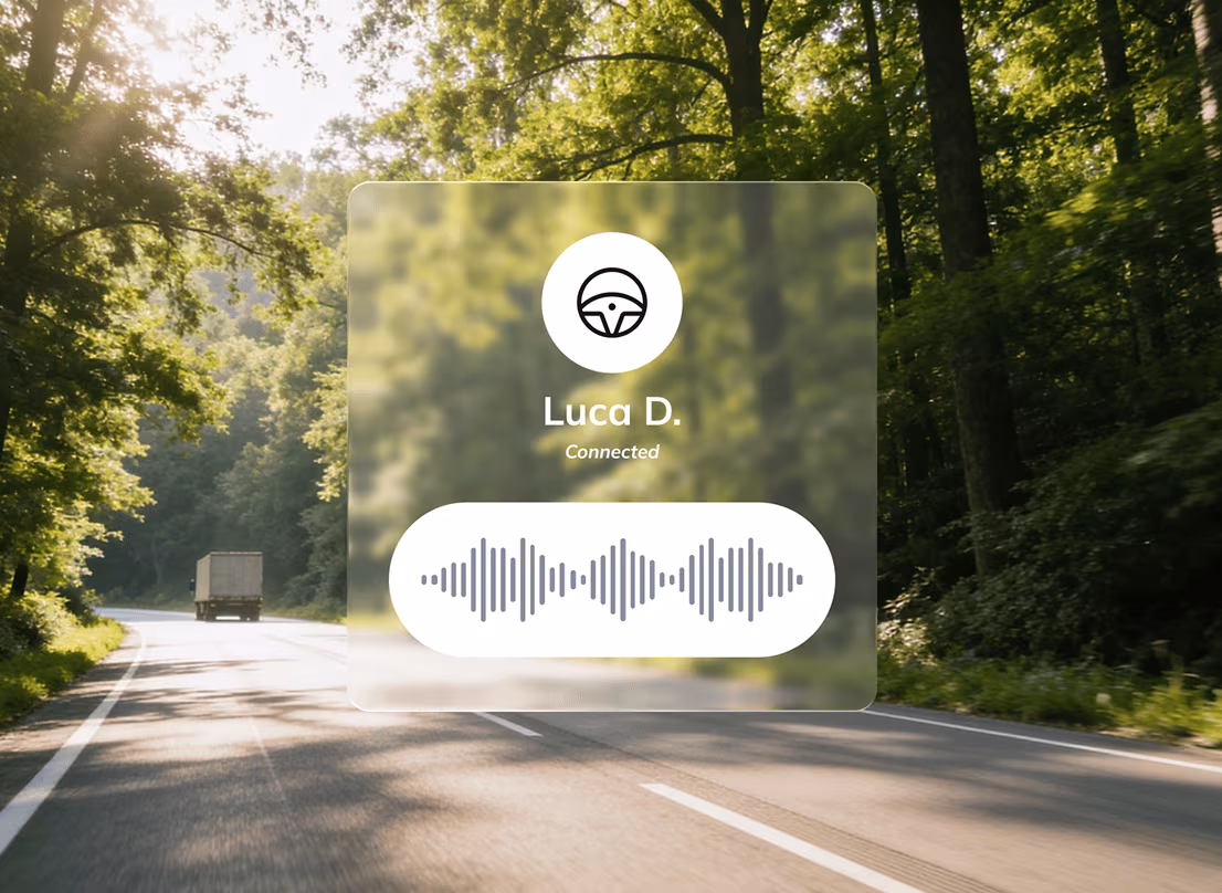 Een vrachtwagen rijdt over een bosrijke weg bij zonlicht met een overlay van spraakcommunicatie met bestuurder Luca D.