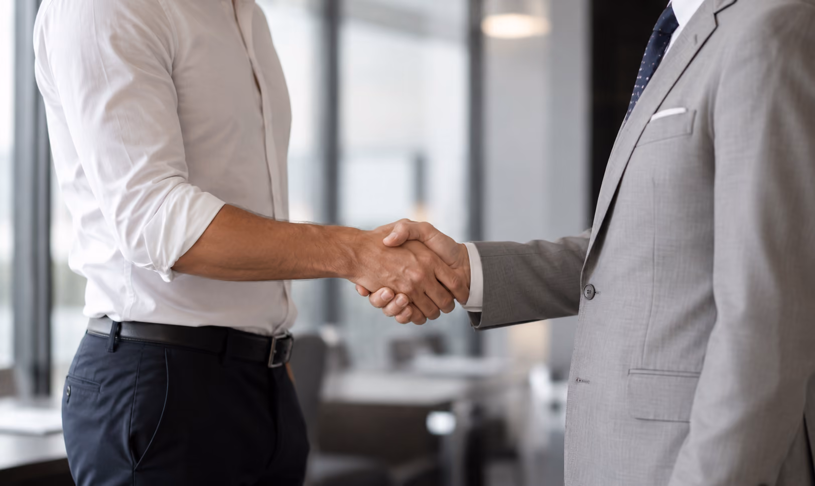 Handschlag zwischen zwei Geschäftspartnern als Symbol für eine erfolgreiche Unternehmensnachfolge
