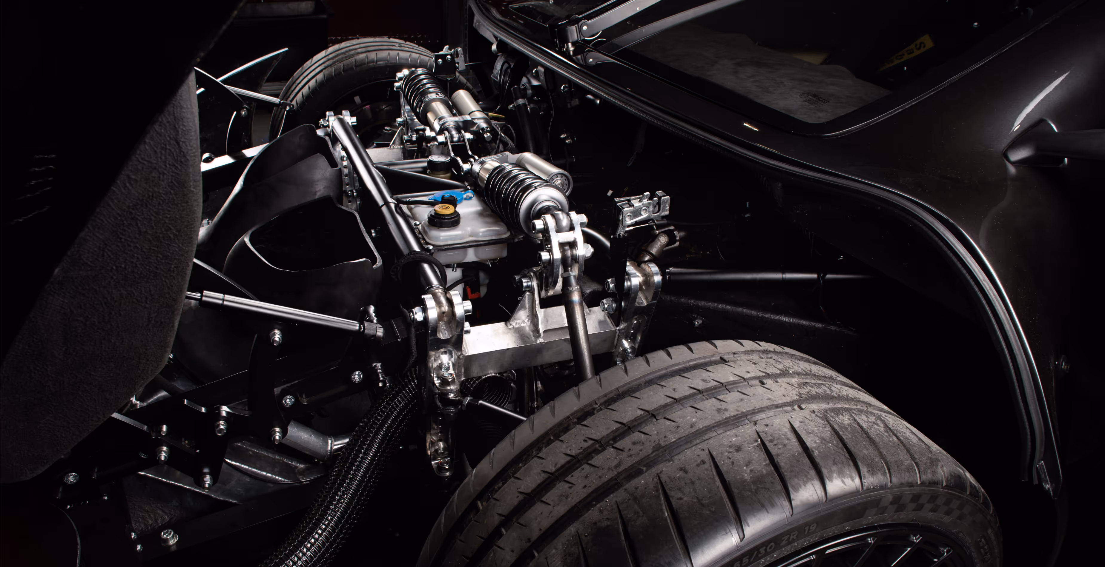 RR01 rear suspension and tyre in the wheel well