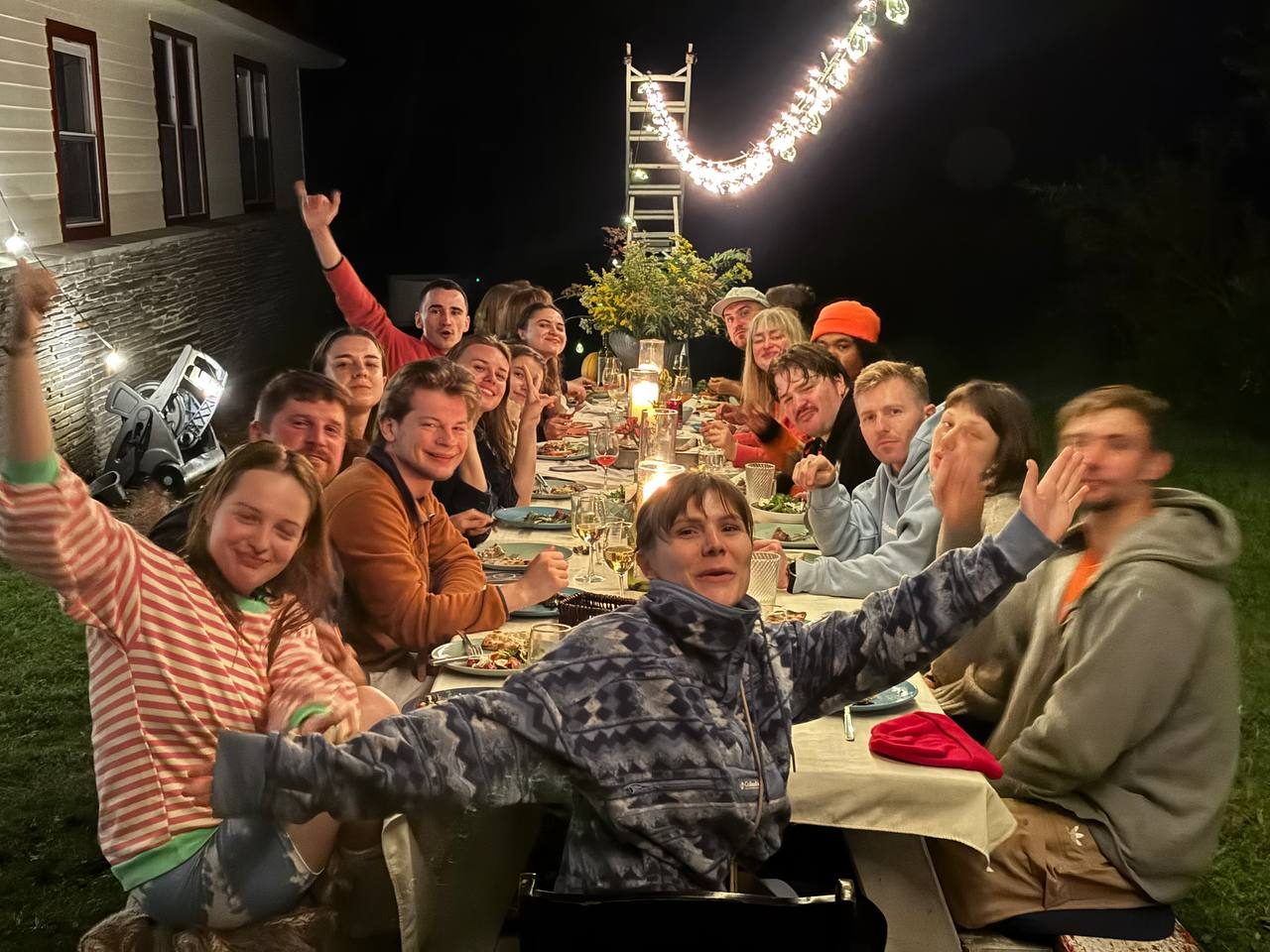 One long Friendsgiving table