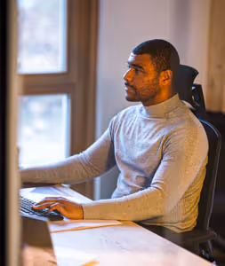 Coworker bei der Arbeit im STEPS