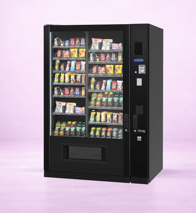 Schwarzer Snack- und Getränkeautomat mit verschiedenen Süßigkeiten und Flaschengetränken vor rosa Hintergrund.