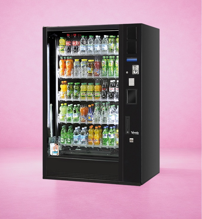 Schwarzer Getränkeautomat mit verschiedenen Flaschen- und Dosengetränken vor rosa Hintergrund.