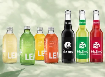 Regionale Erfrischungsgetränke in Glasflaschen mit verschiedenen Geschmacksrichtungen