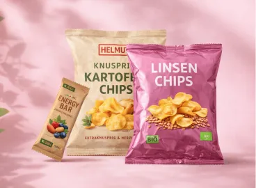 Proteinriegel und Chips als energiereiche Snacks für unterwegs