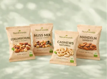 Auswahl an Nüssen, Kernen und Trockenfrüchten in nachhaltiger Verpackung