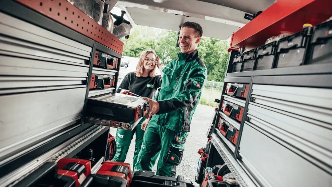 Zwei RKS-Mitarbeiter beim Ausladen von Werkzeug aus einem Transporter
