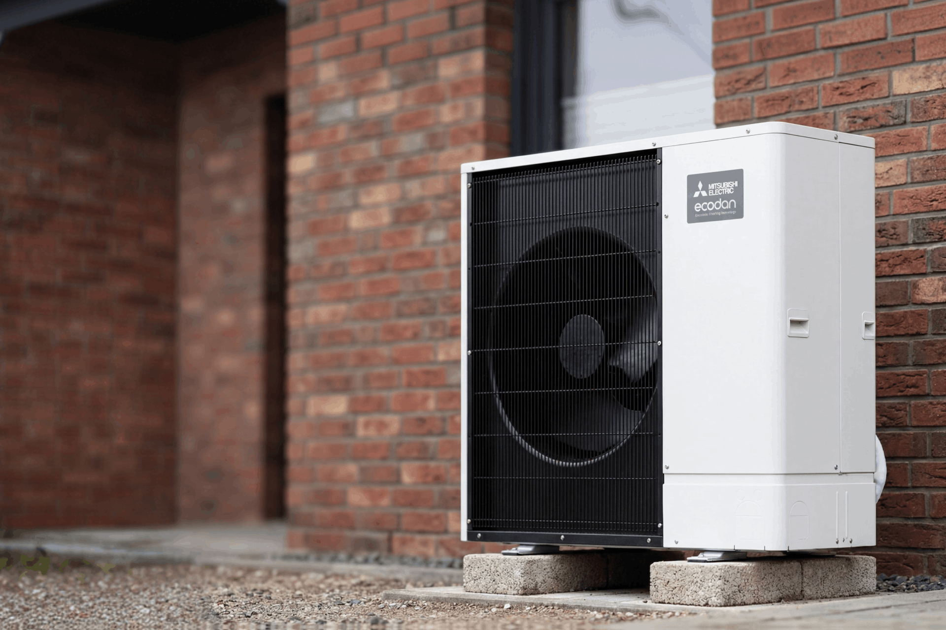 Moderne Ecodan Wärmepumpe an einer Hausfassade