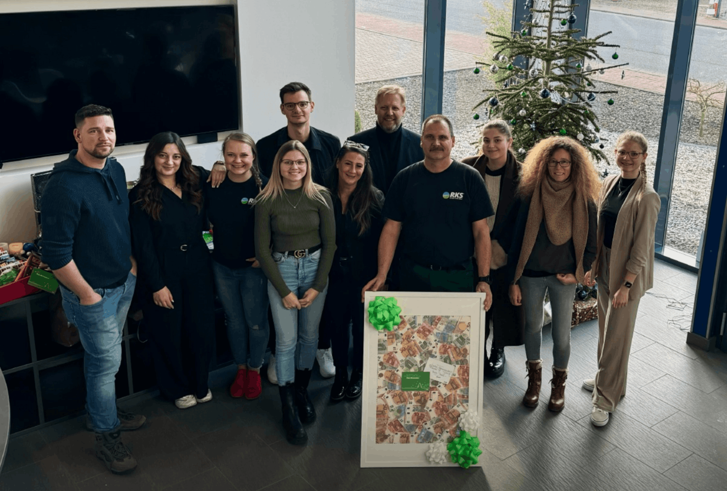 Gruppenbild von RKS-Mitarbeitern zur Wunschbaum Sponsoring-Aktion