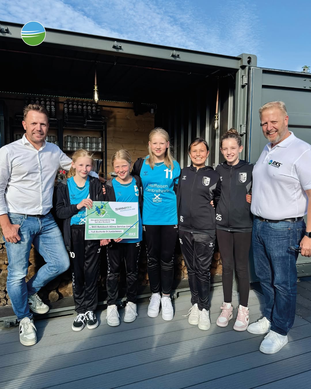 TuS Eschede erhalten einen Scheck vom RKS Team