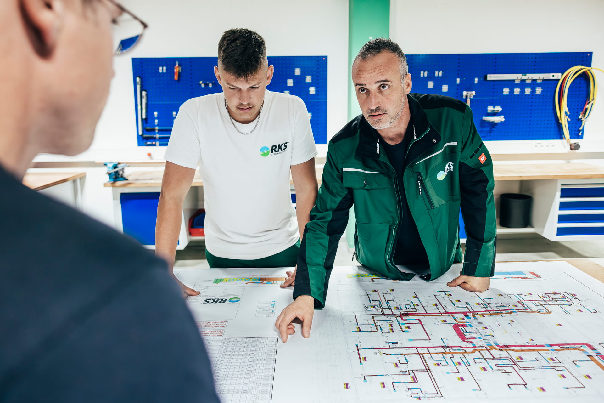 Drei Mitarbeiter von RKS bei der Projektplanung eines Klimasystems