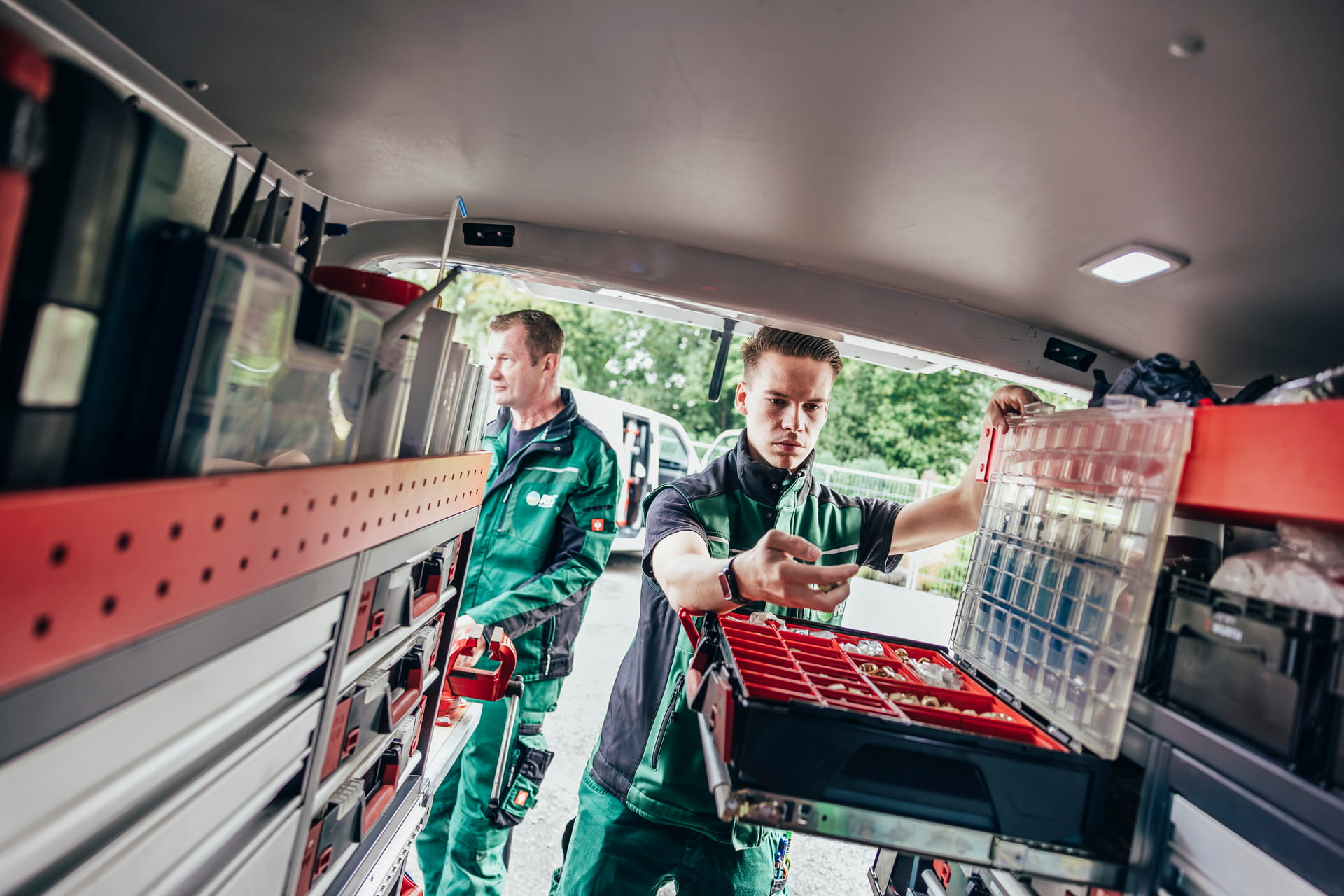 Zwei Mitarbeiter von RKS holen Werkzeug aus ihrem Transporter