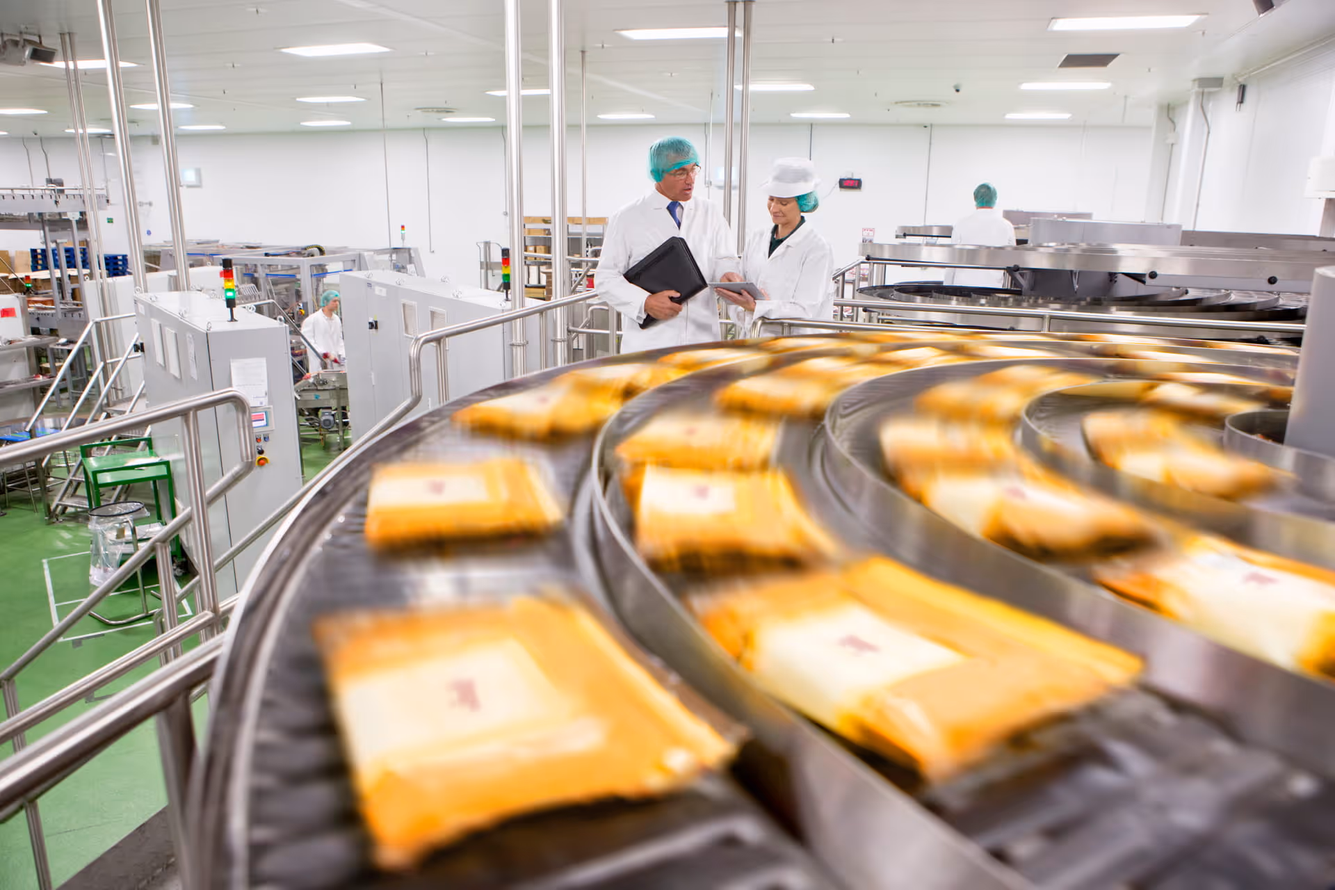 Laufband in einer Lebensmittel-Produktionshalle