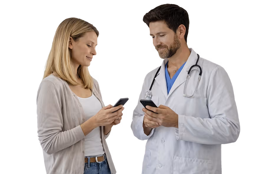 Eine Patientin und ein männlicher Arzt schauen auf ihre Smartphones, während sie Seite an Seite stehen.