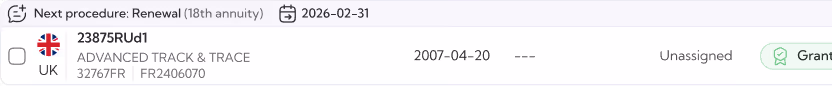 Détail d'une interface utilisateur montrant une procédure de renouvellement avec une date invalide 31 février 2026, drapeau britannique, code UK, identifiant 23875RUd1, produit Advanced Track & Trace, date 20 avril 2007, statut non attribué.
