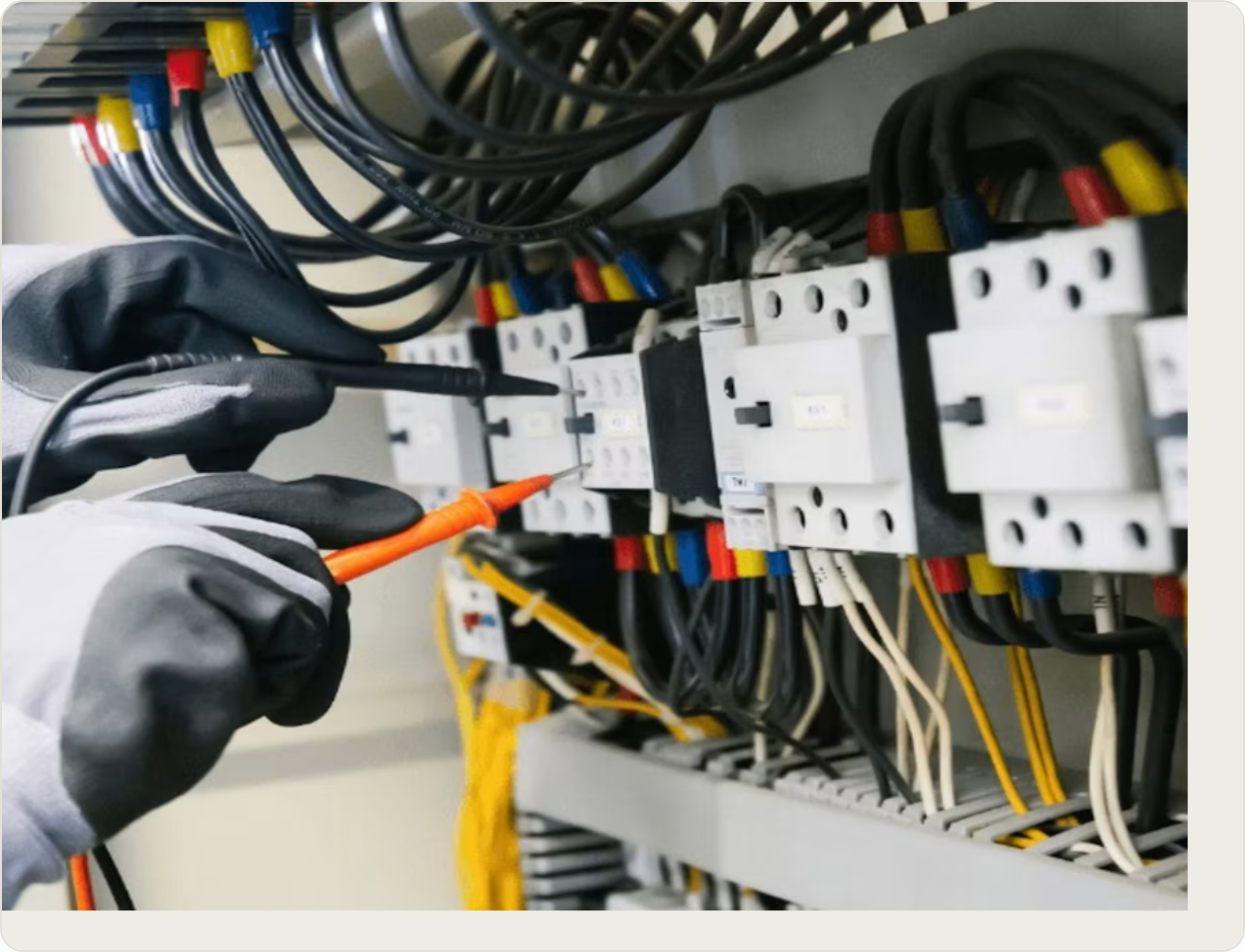 Elektriker bei der Arbeit
