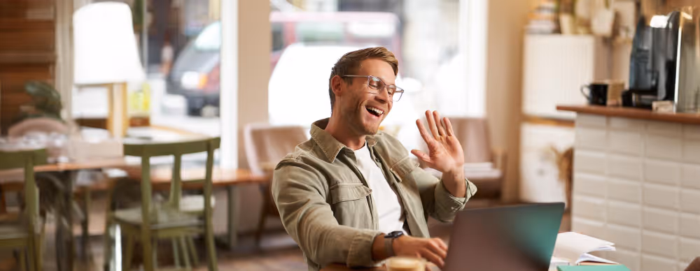 Man zwaait naar scherm