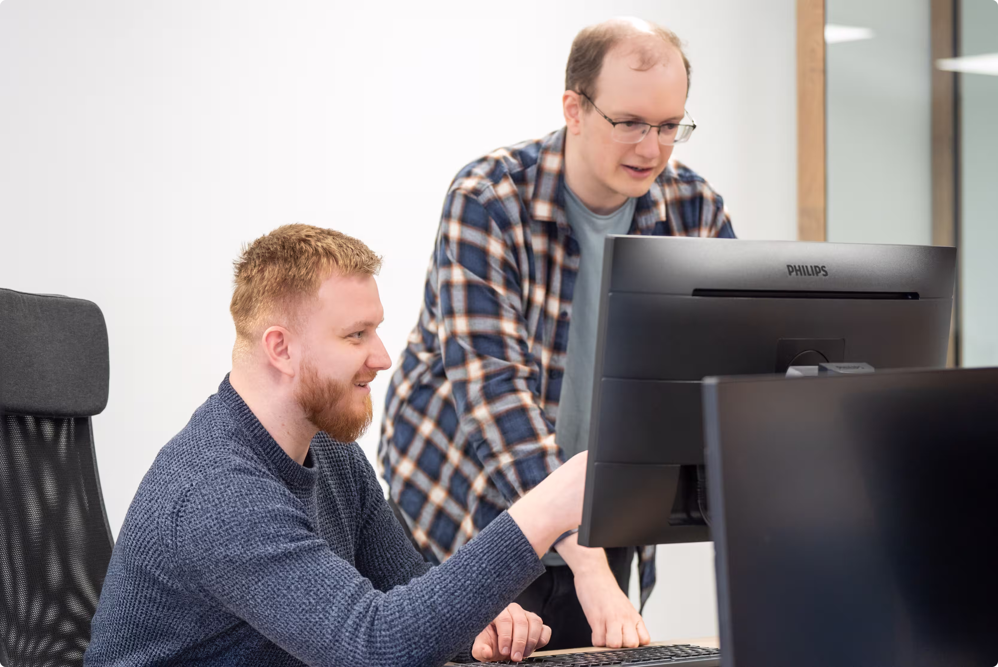 twee medewerkers achter een computer