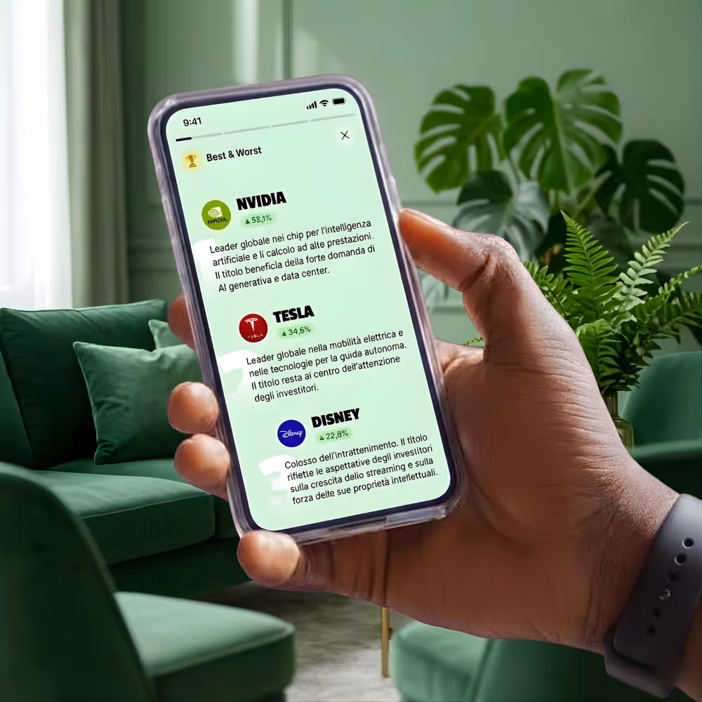 Mano con unghie verdi che tiene uno smartphone con un'app di finanza personale in italiano e un gatto vestito da uomo d'affari che legge un giornale.