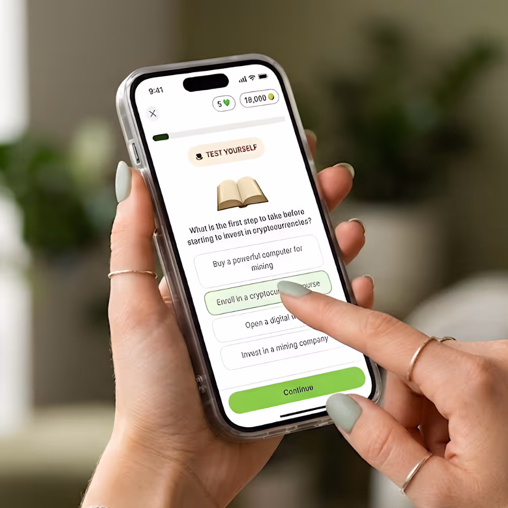 Hand with green nails holding a smartphone with a welcome app in Finanz, with text in Italian and an image of a dressed cat reading a newspaper.