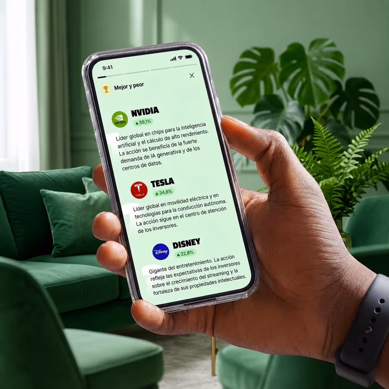 Mano con uñas verdes que sostiene un teléfono inteligente con una aplicación de finanzas personales en italiano y un gato disfrazado de hombre de negocios leyendo un periódico.