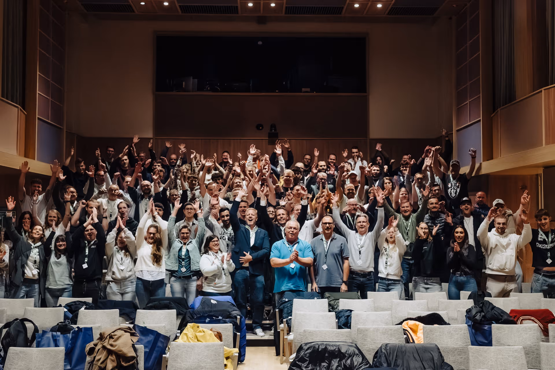 Teambild der RKS Retzbach Klima Service GmbH in einem Saal eines Kreuzfahrtschiffes