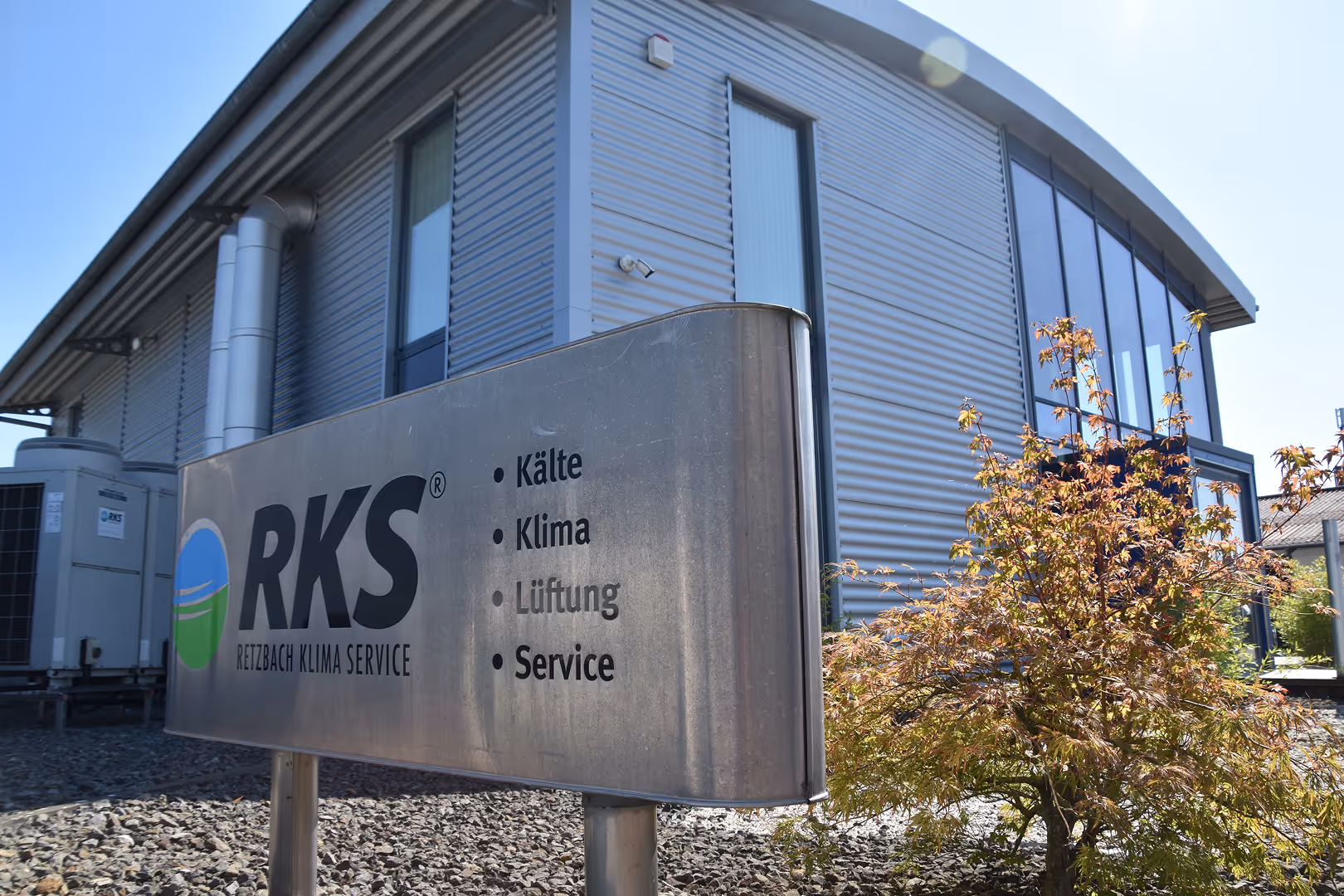 Firmenschild und Hauptgebäude der RKS