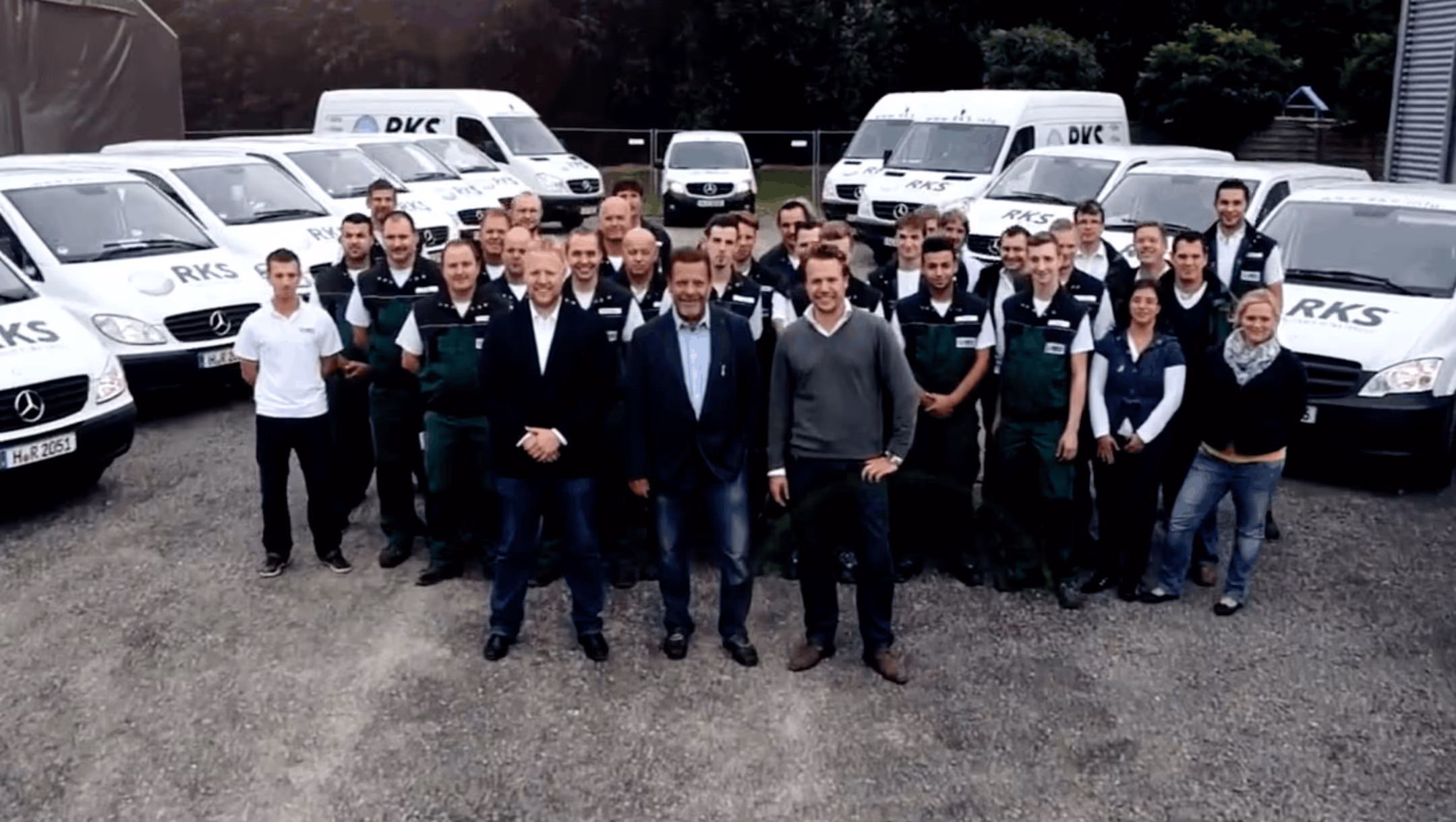 Teambild einiger Mitarbeiter und Fahrzeuge der RKS Retzbach Klima Service GmbH