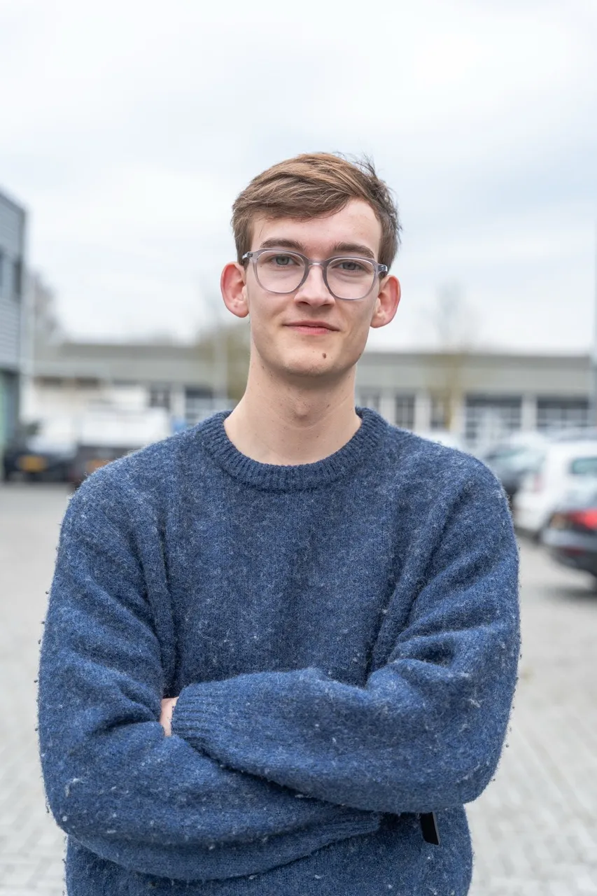 Webdesigner van Beeldmerk werkt aan een Webflow website in het kantoor in Kampen