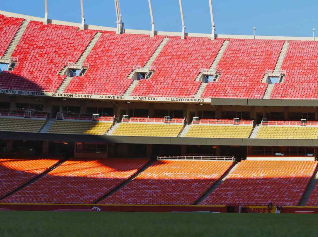 Um estádio de futebol vazio no Kansas.