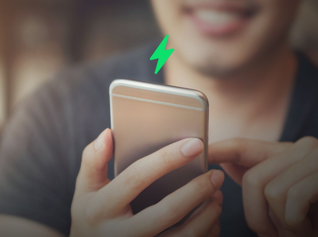 Mulher percorre o telefone lendo o que está na tela.