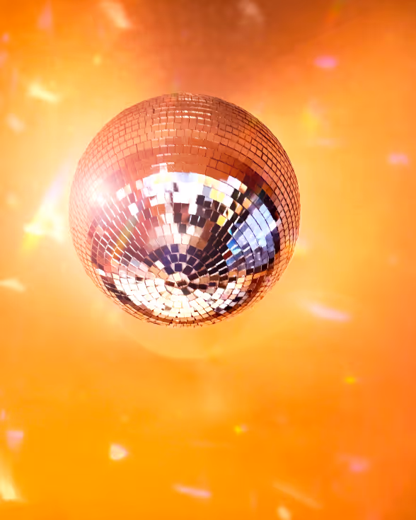Discobal die glinstert met oranje en gele lichtreflecties.