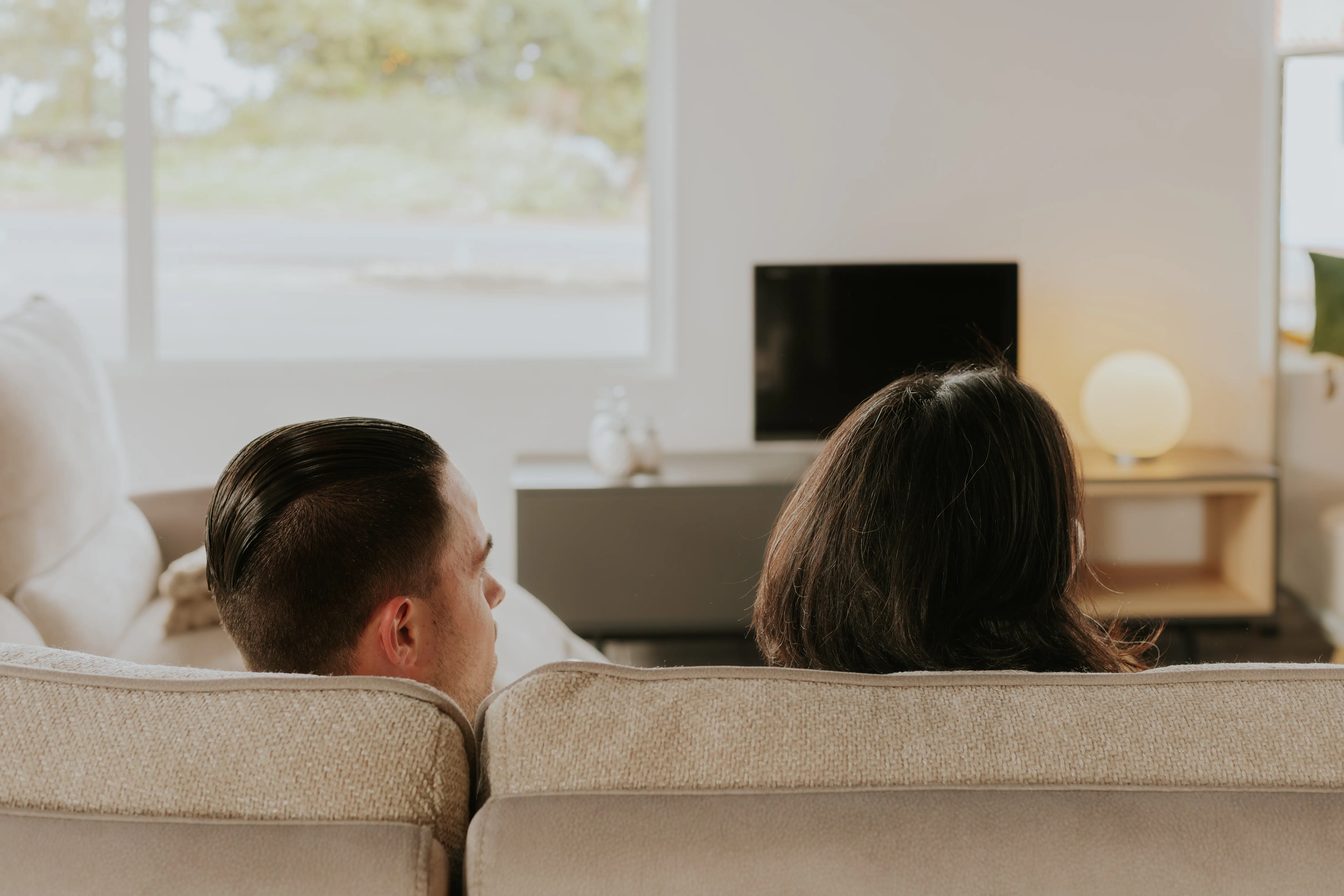 Casal sentado na sala