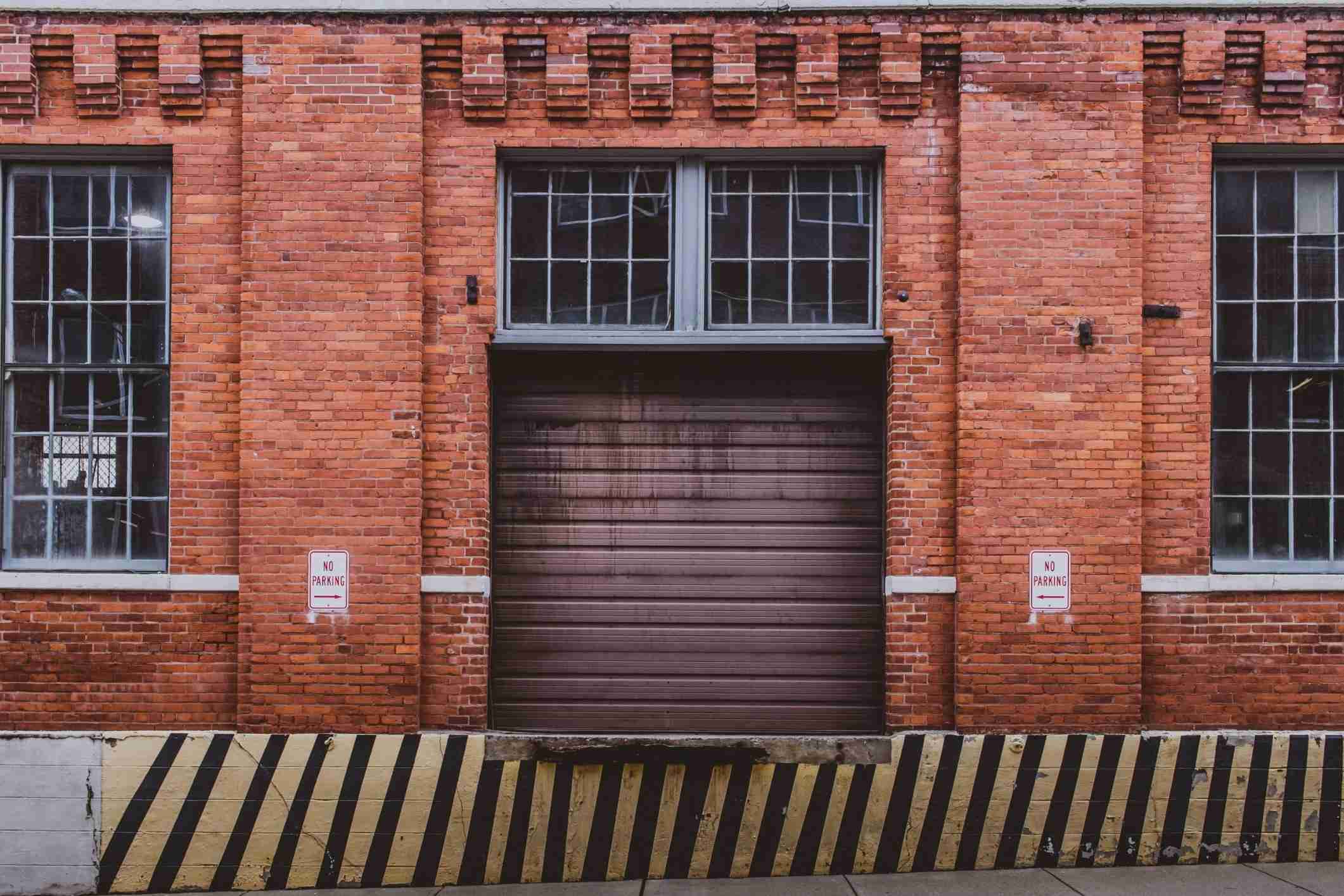 Old brick building in Kentucky, symbolizing asbestos exposure and the role of a Kentucky asbestos attorney in helping victims pursue justice for mesothelioma and related illnesses.