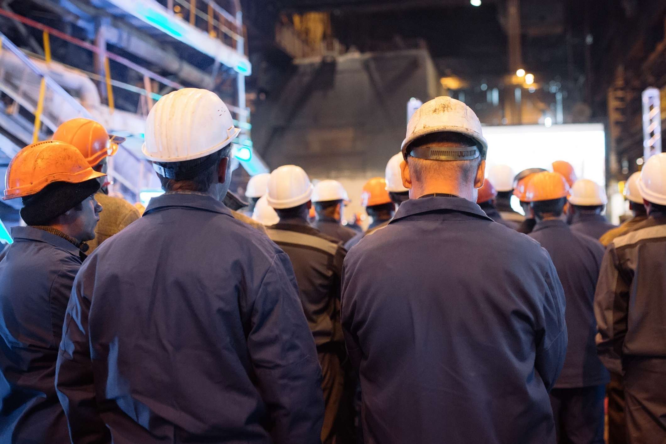 Workers banding together to discuss an Ohio aluminum smelters and asbestos exposure claim.