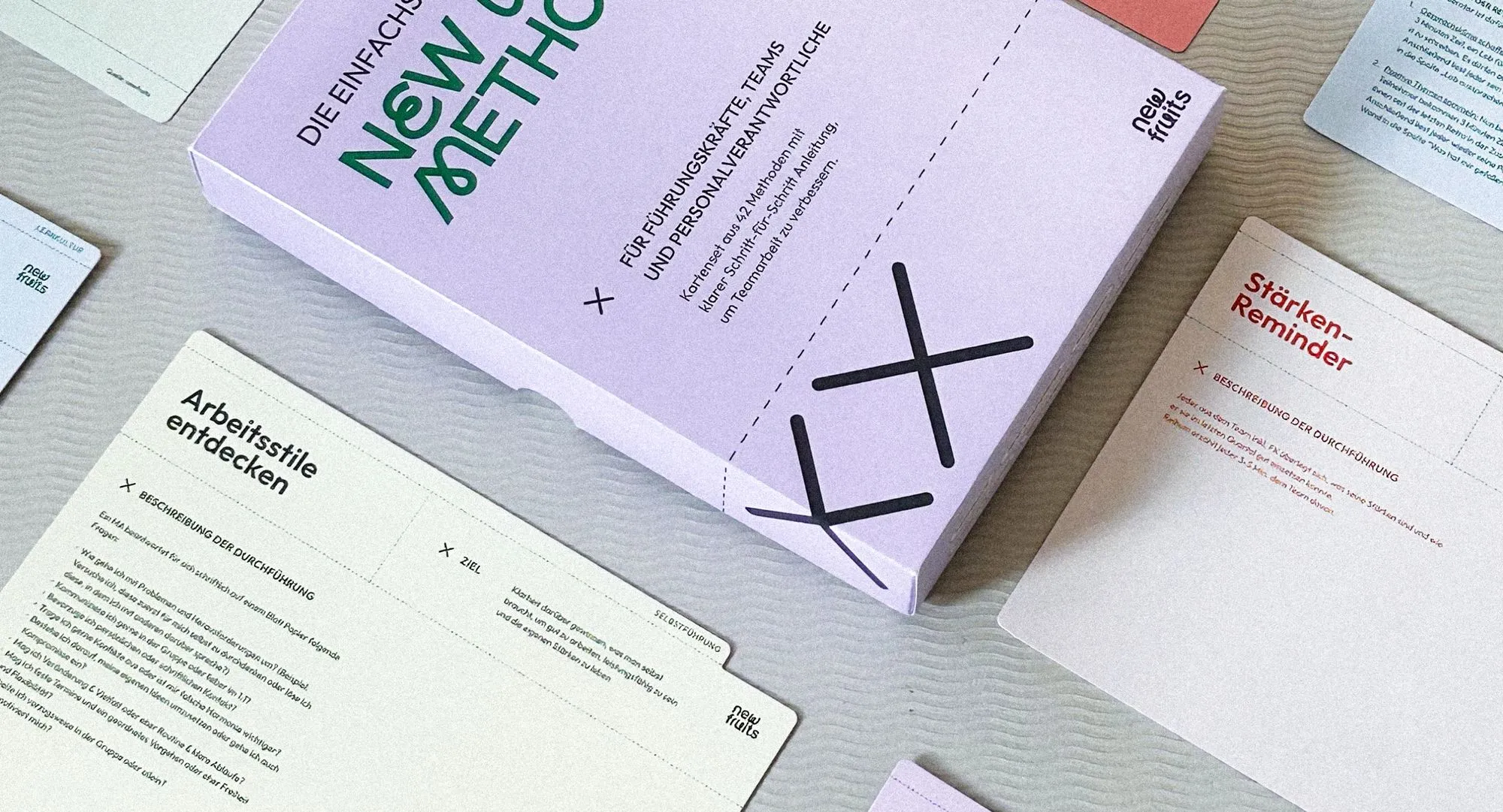 New Work Methoden Kartenset ausgebreitet auf einem Tisch