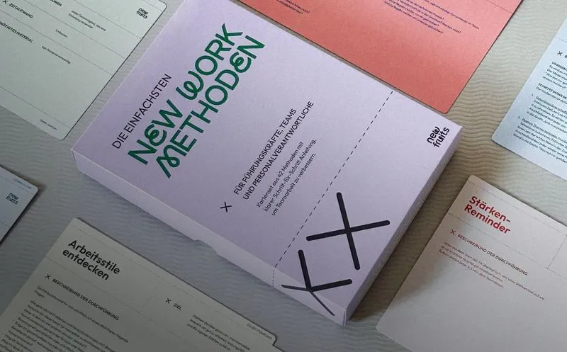 New Work Methoden Kartenset ausgebreitet auf einem Tisch