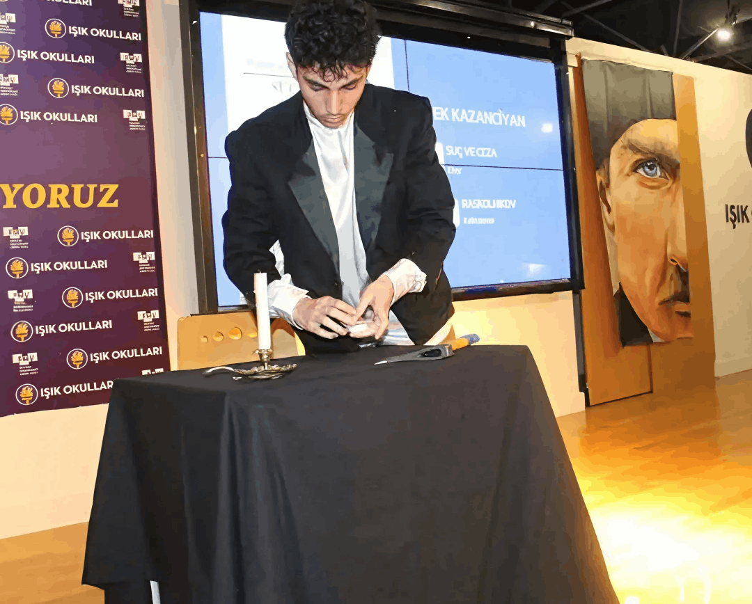 Roman Kahramanları Canlandırma Yarışması’nda Öğrencimizden Derece