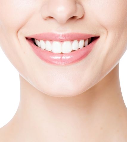 Zâmbet al unei persoane cu dinți albi și buze roz lucioase, pe un fundal alb.